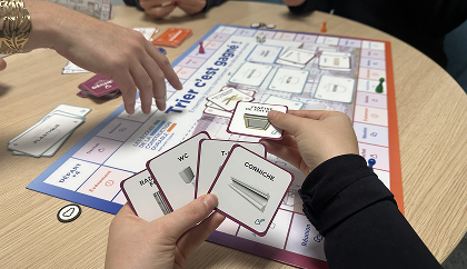 Plateau de jeu et cartes du jeu “Trier c’est gagné!”